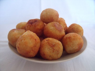 Pulung-pulung ubi - stuffed cassava and coconut balls - Wil and Wayan's ...